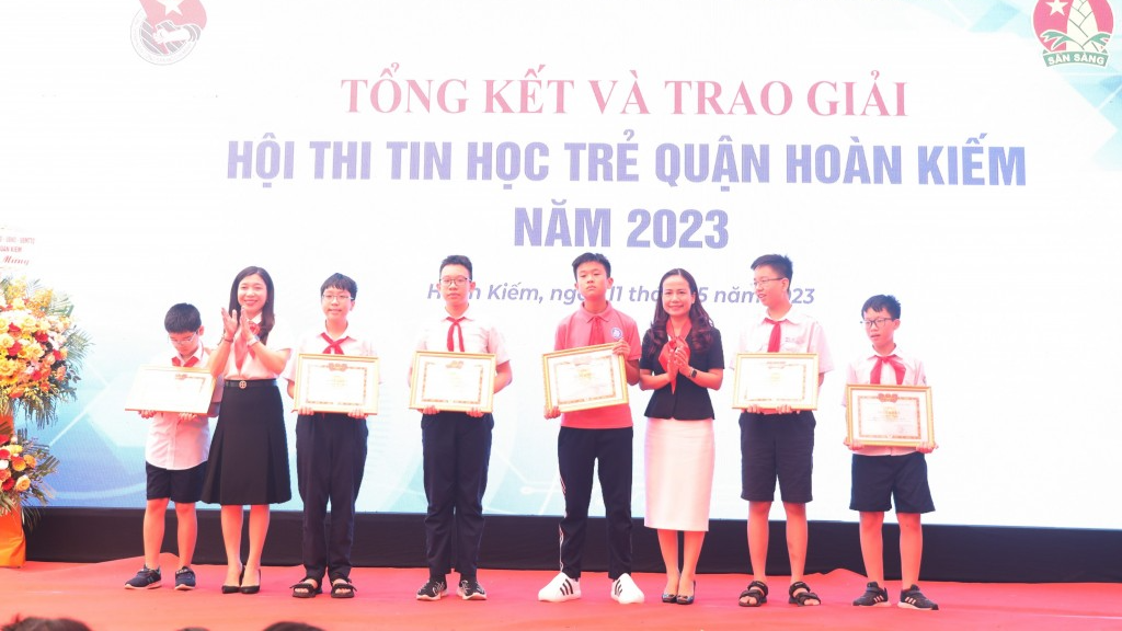 Học sinh đoạt giải Hội thi Tin học trẻ quận Hoàn Kiếm được khen thưởng
