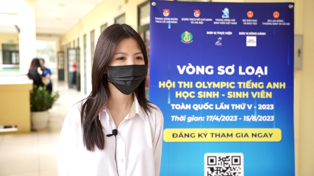 Bạn Lê Thảo Linh - Lớp 11D1, trường THPT Phan Huy Chú vui mừng khi hoàn thành bài thi với số điểm 94