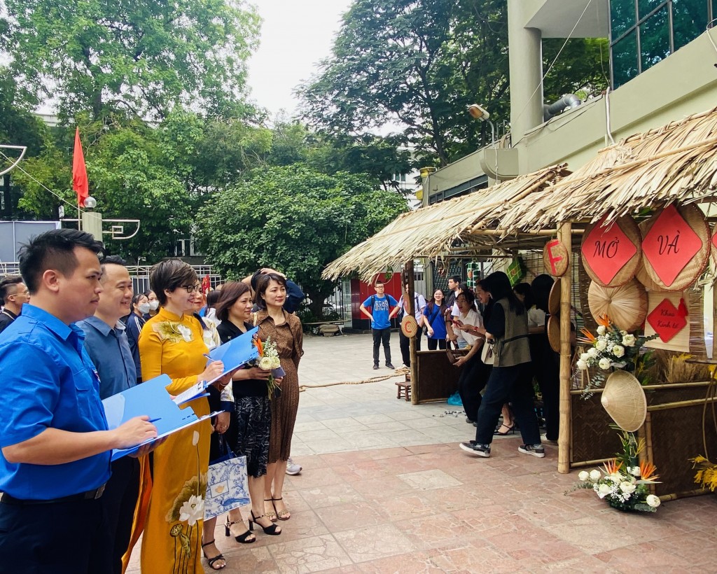 TS Nguyễn Minh Phương (áo vàng) cùng các thành viên Ban Giám khảo chấm hội trại sinh viên