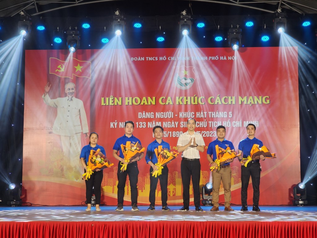 Đồng chí Nguyễn Tiến Hưng tặng hoa cho các đơn vị tham gia Liên hoan tuyên truyền ca khúc cách mạng