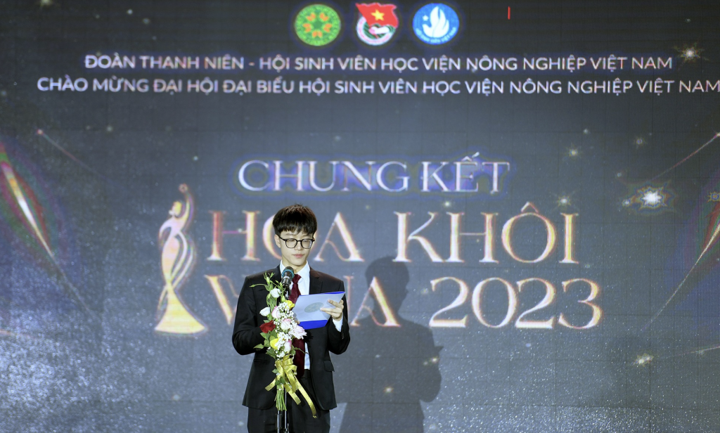Đồng chí Trần Đức Minh – Phó Bí thư Đoàn Thanh niên, Chủ tịch Hội Sinh viên Học viện phát biểu tại chương trình