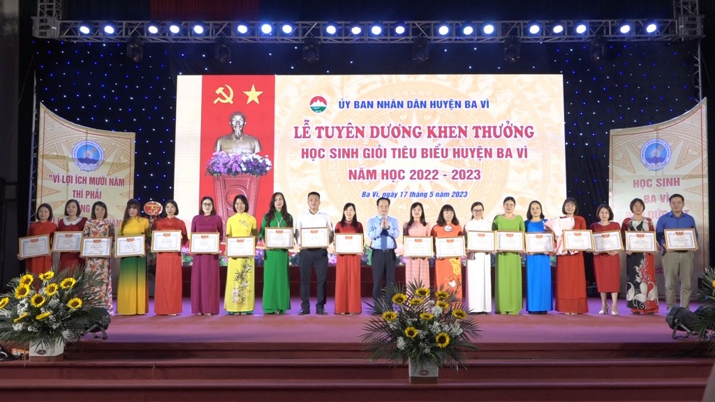 Giám đốc Sở GD&amp;ĐT Hà Nội dự Lễ Tuyên dương khen thưởng học sinh giỏi tại Ba Vì