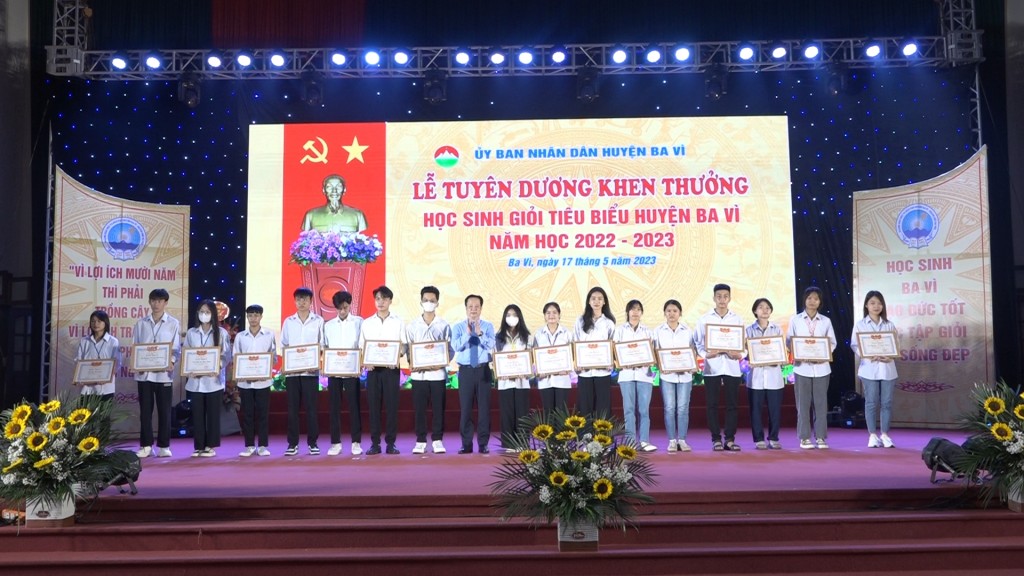 Giám đốc Sở GD&amp;ĐT Hà Nội dự Lễ Tuyên dương khen thưởng học sinh giỏi tại Ba Vì