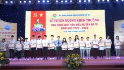 giam doc so gddt ha noi du le tuyen duong khen thuong hoc sinh gioi tai ba vi