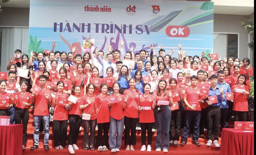 Các bạn trẻ cùng Ban tổ chức tại chương trình