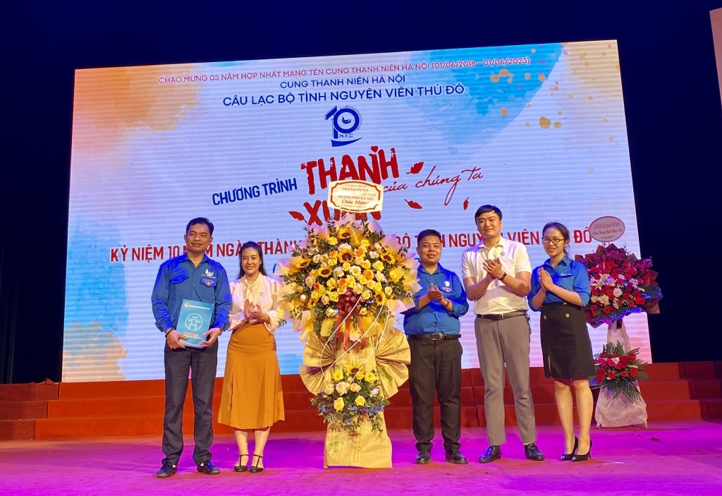 Đại diện Thành đoàn Hà Nội tặng hoa chúc mừng câu lạc bộ