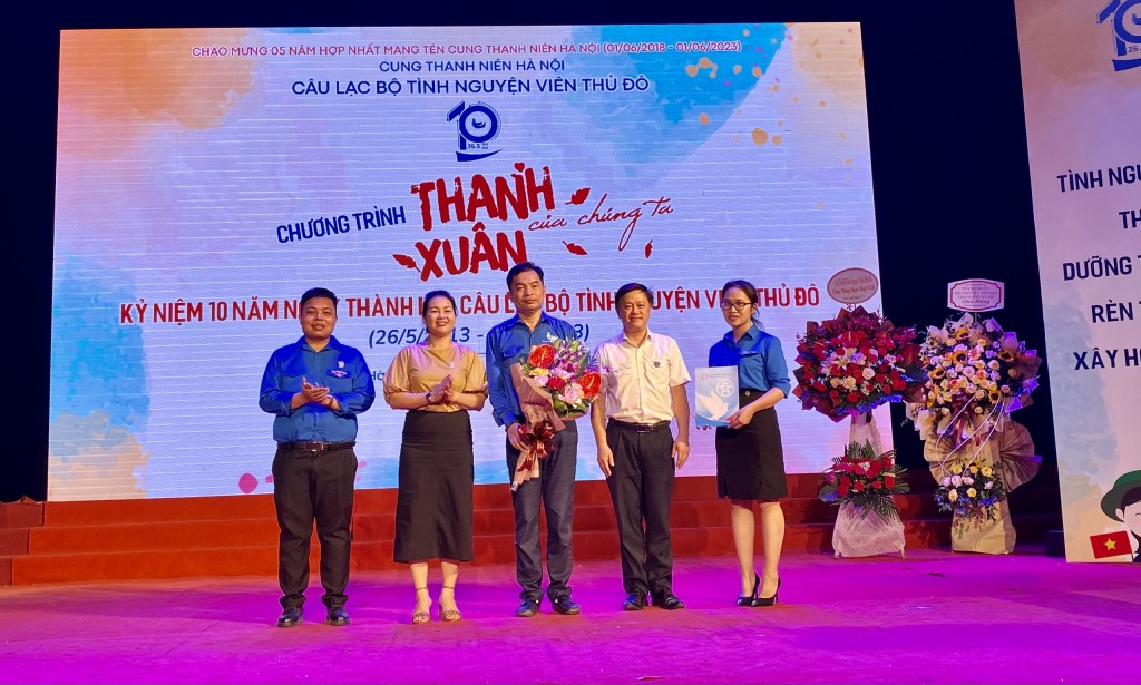 Ban Giám đốc Cung Thanh niên Hà Nội tặng hoa chúc mừng câu lạc bộ