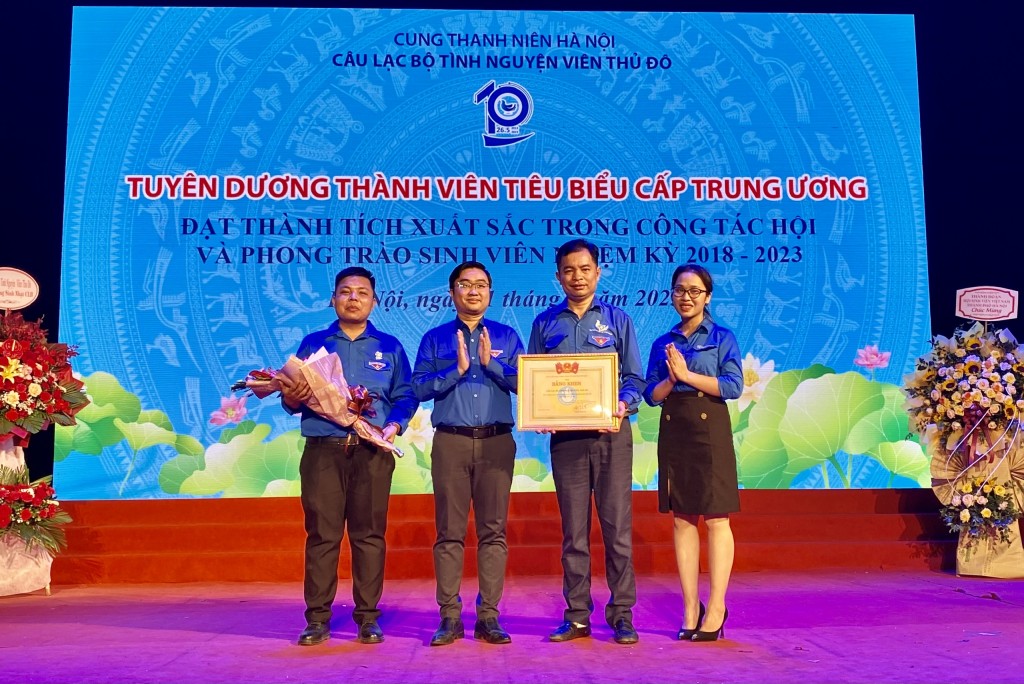 Ban Chủ nhiệm Câu lạc bộ Tình nguyện viê Thủ đô được nhận bằng khen của Trung ương Hội Sinh viên Việt Nam