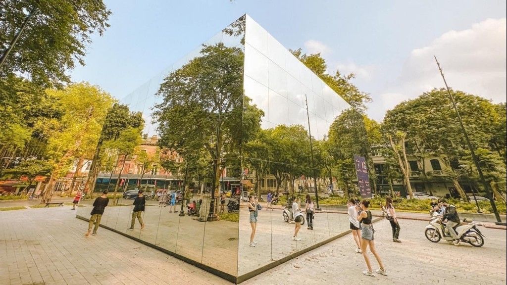 Giới trẻ thích thú chụp ảnh trước nhà gương 3D khổng lồ