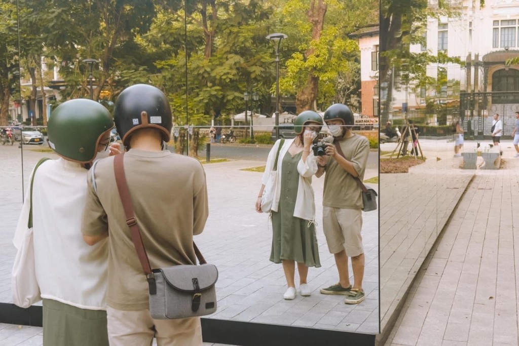 Nhiều bạn trẻ nhanh tay lưu lại những tấm ảnh đẹp với khối gương 3D khổng lồ. (Ảnh: Lê Minh Sơn)