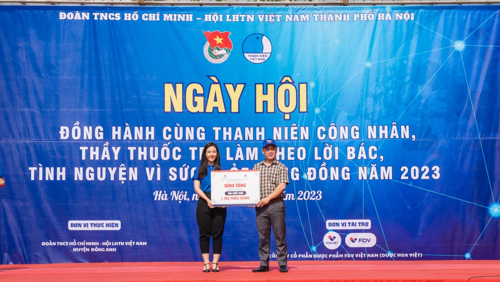 Công ty cổ phần Dược phẩm FDV Việt Nam (Dược Hoa Việt) trao tặng 700 suất thuốc hỗ trợ tăng đề kháng cho công nhân và con công nhân tham gia khám bệnh