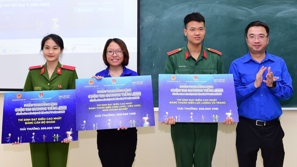 Bí thư T.Ư Đoàn Nguyễn Tường Lâm trao thưởng ba thí sinh thi hưởng ứng có thành tích tốt nhất ở bảng bảng đối tượng