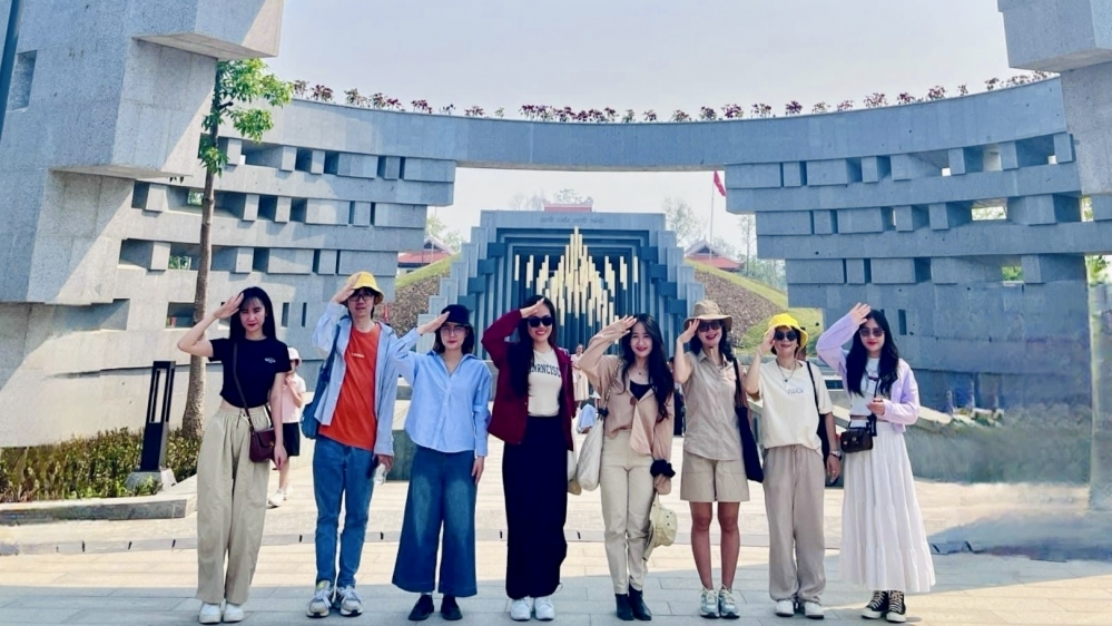 Triệu con tim hướng về Điện Biên Phủ