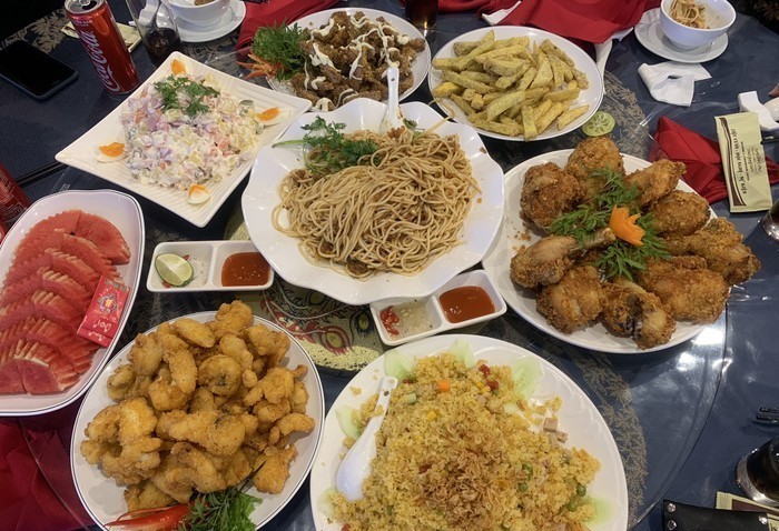 "Khóc dở, mếu dở" vì những bữa tiệc chia tay