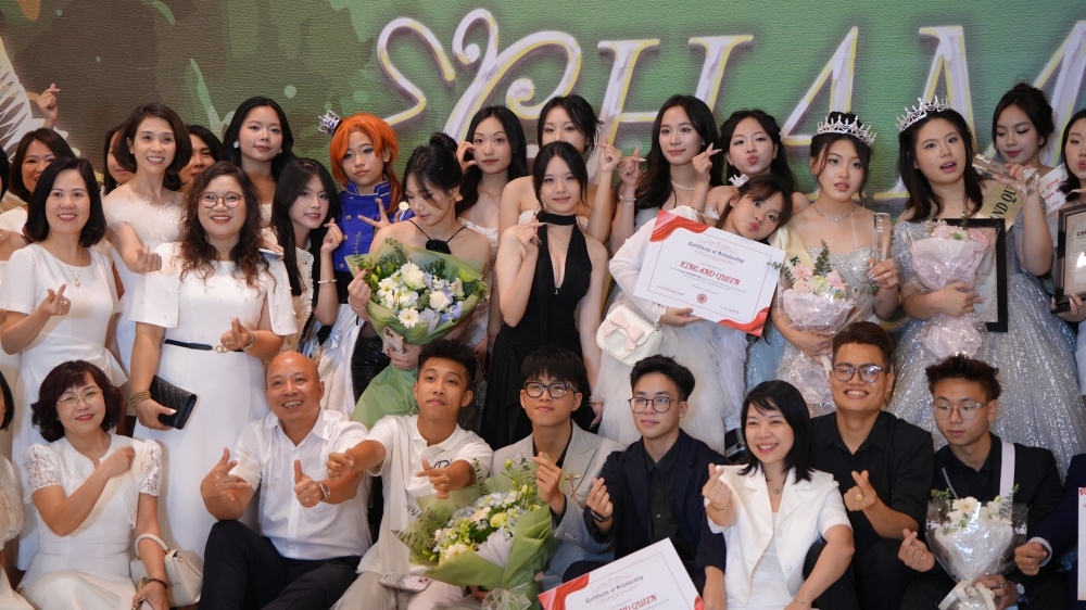 Xúc động Lễ trưởng thành CHẠM 18 của học sinh THPT Chuyên Khoa học Xã hội và Nhân văn