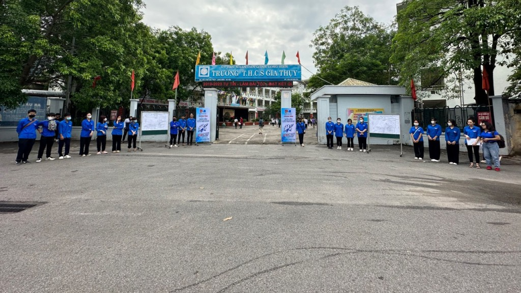 Các tình nguyện viên quận Long Biên có mặt từ sớm hỗ trợ các thí sinh