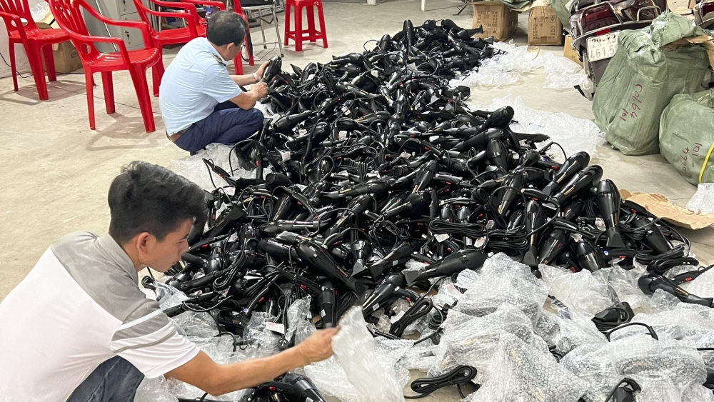 Hà Nội: Lô hàng hơn 400 máy sấy tóc nghi giả nhãn hiệu Panasonic