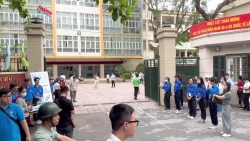 Sĩ tử hồi hộp, lo lắng khi đến làm thủ tục dự thi