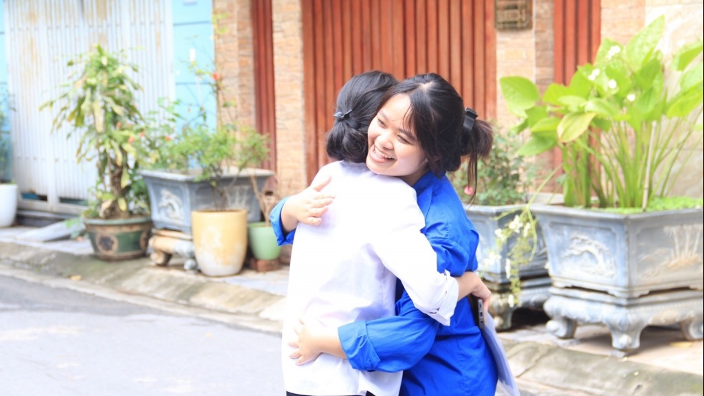 Ấm lòng những cái ôm, bắt tay đầy tình nghĩa