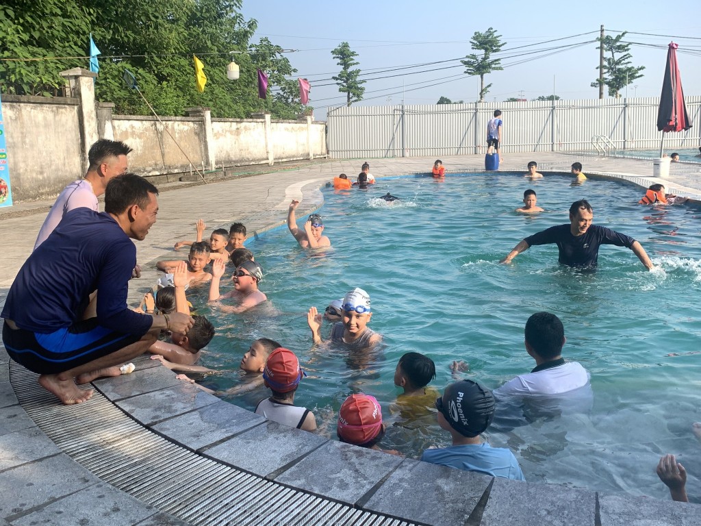 Lớp dạy bơi