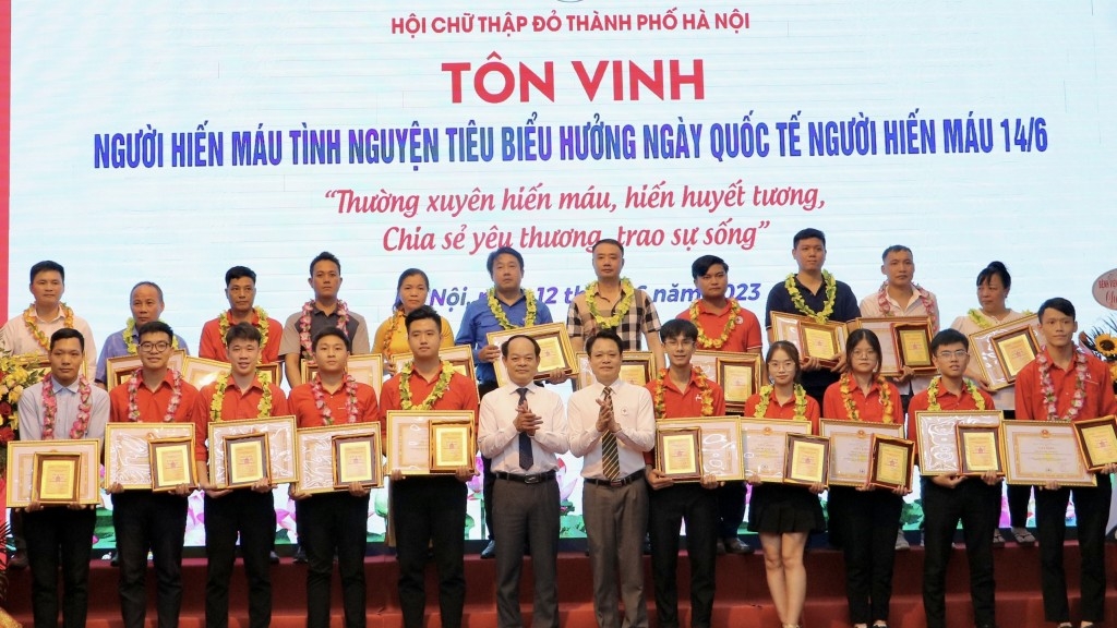 Bài 4: Giọt máu nghĩa tình của những tấm lòng cao quý