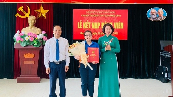 Thêm một học sinh THPT ở Hà Nội được kết nạp Đảng