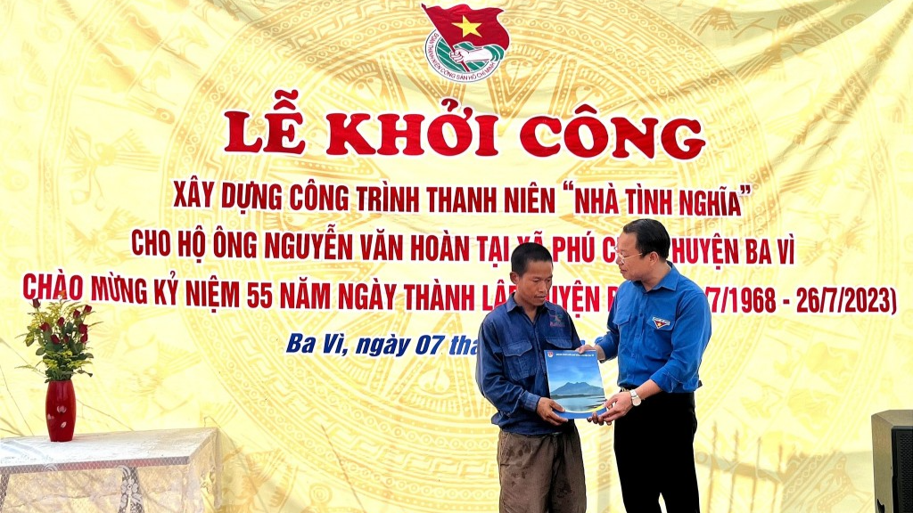 Anh Nguyễn Văn Hoàn đón nhận món quà từ Đoàn Thanh niên huyện Ba Vì