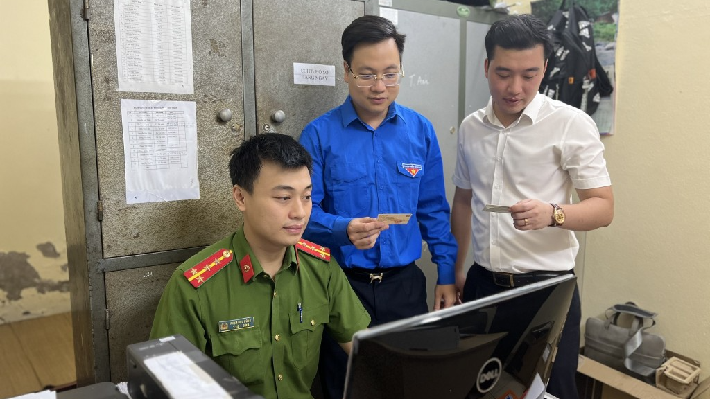 Phó Bí thư Thành đoàn Hà Nội Trần Quang Hưng động viên cán bộ, chiến sĩ thực hiện nhiệm vụ