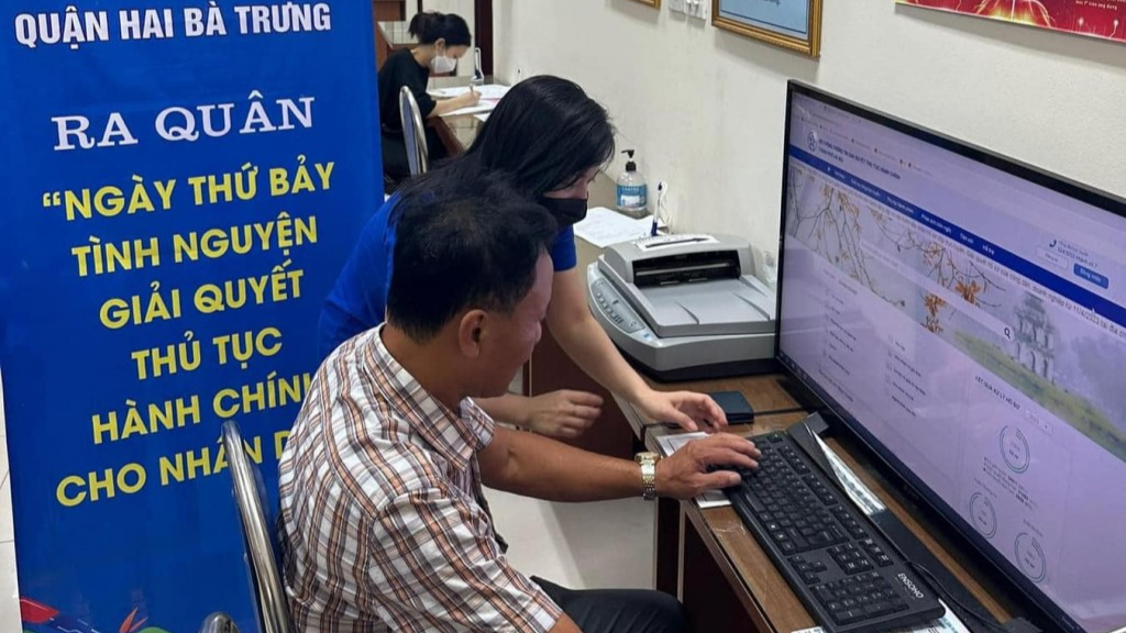 Tình nguyện hỗ trợ giải quyết thủ tục hành chính giúp dân