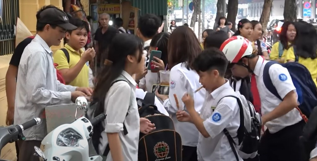 Xe xiên bẩn thu hút học sinh giờ ra về tại khu vực gần cổng trường THCS Dịch Vọng