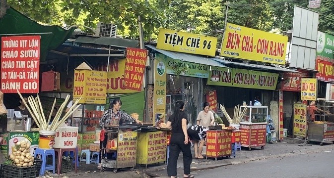 Bánh mì nướng không được che đậy, bám khói bụi xe cộ tại khu chợ Nghĩa Tân (Cầu Giấy)