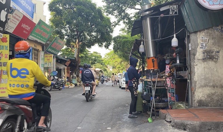 Khu vực chế biến xiên nướng tiềm ẩn nguy cơ mất an toàn vệ sinh thực phẩm tại đoạn đường Dương Quảng Hàm (gần trường Đại học Thủ đô Hà Nội)