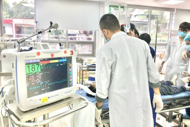 Sốc điện 12 lần cứu bệnh nhân 38 tuổi ngưng tim