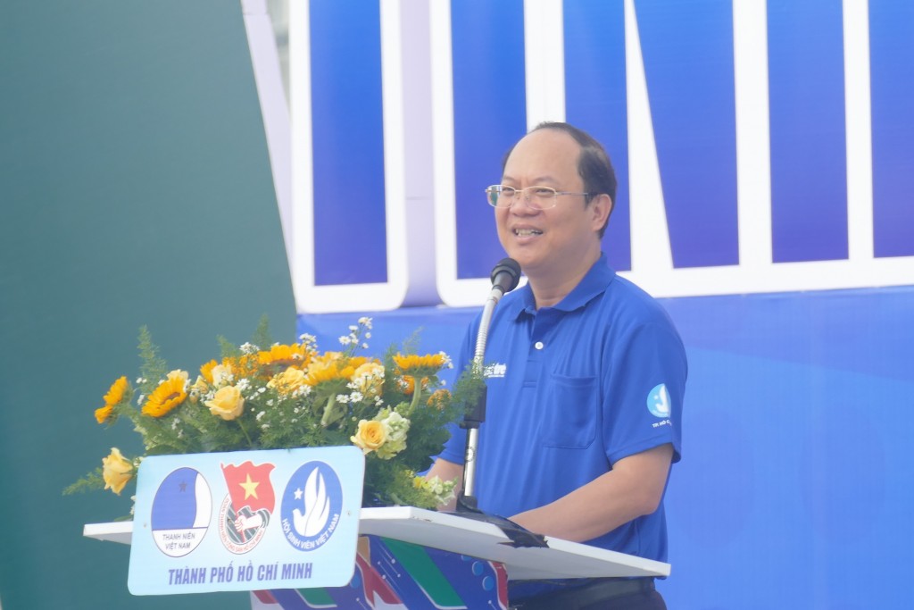 Phó Bí thư Thường trực Thành uỷ TP HCM Nguyễn Hồ Hải chúc mừng các chiến sĩ