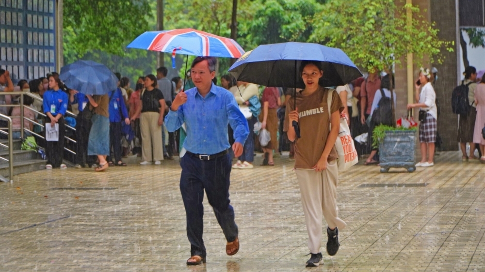 Sĩ tử "đội mưa" đi thi vào trường chuyên