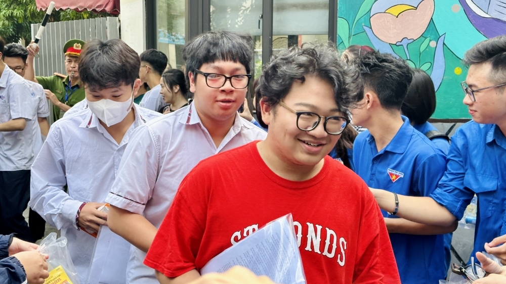 Sĩ tử vỡ òa phấn khích với đề Văn mang chủ đề tình yêu Tổ quốc