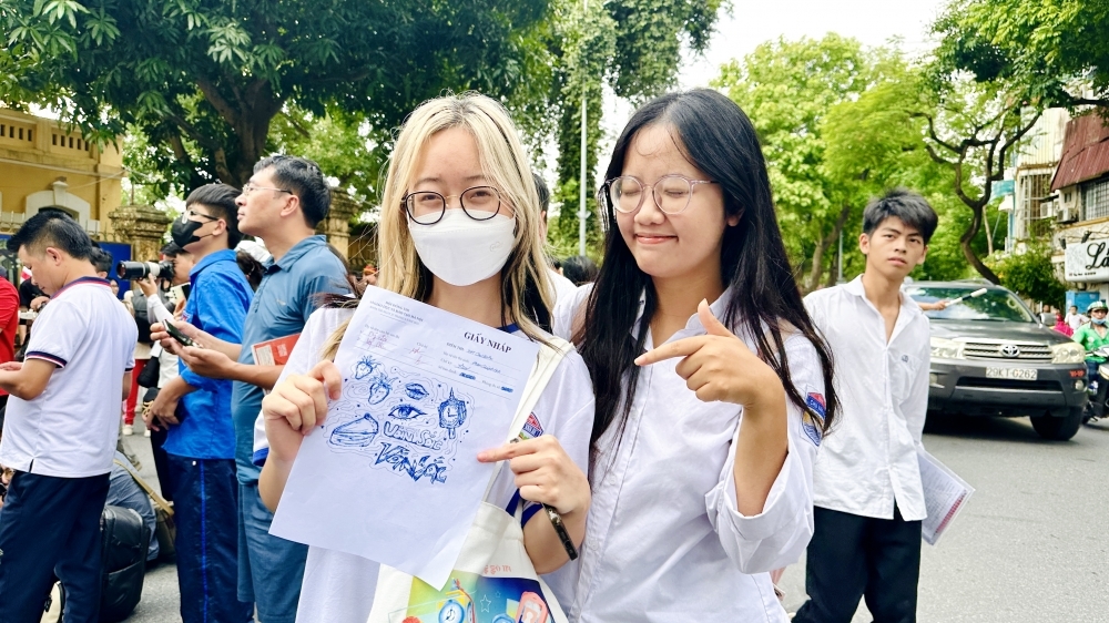 Sĩ tử 2K6 "quẳng gánh lo âu", tận hưởng mùa hè sau kỳ thi căng thẳng