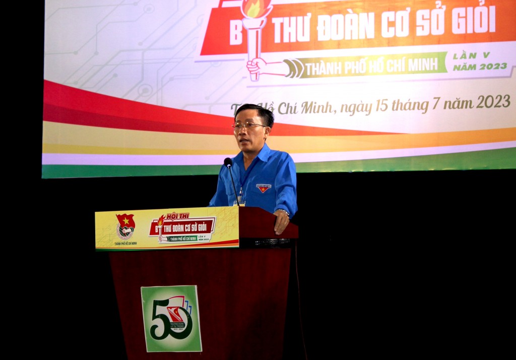 Ông Huỳnh Ngô Tịnh, Bí thư Chi bộ, Hiệu trưởng trường Đoàn Lý Tự Trọng phát biểu tại buổi khai mạc hội thi