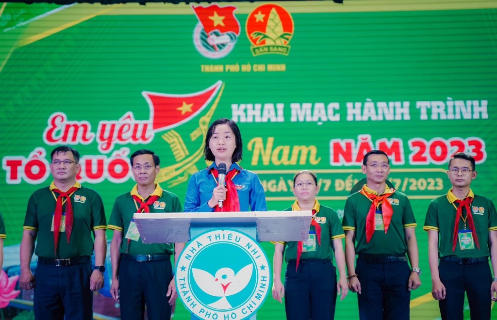 chị Phạm Thị Thảo Linh, Uỷ viên Ban thường vụ, Trưởng Ban Thiếu nhi Thành đoàn TP Hồ Chí Minh phát biểu khai mạc hành trình