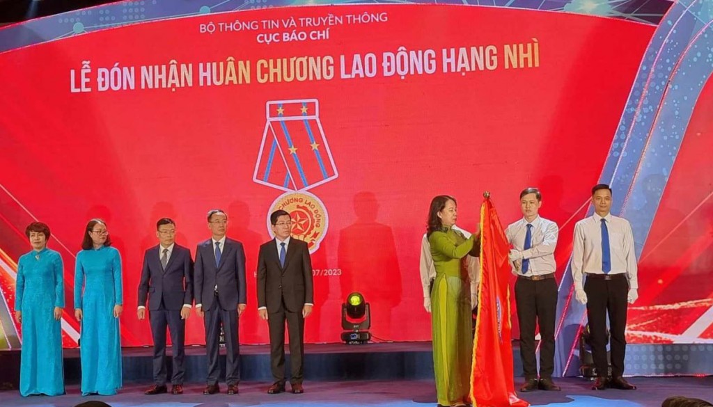 Phó Chủ tịch nước Võ Thị Ánh Xuân đến dự và trao Huân chương Lao động hạng Nhì cho Cục Báo chí.