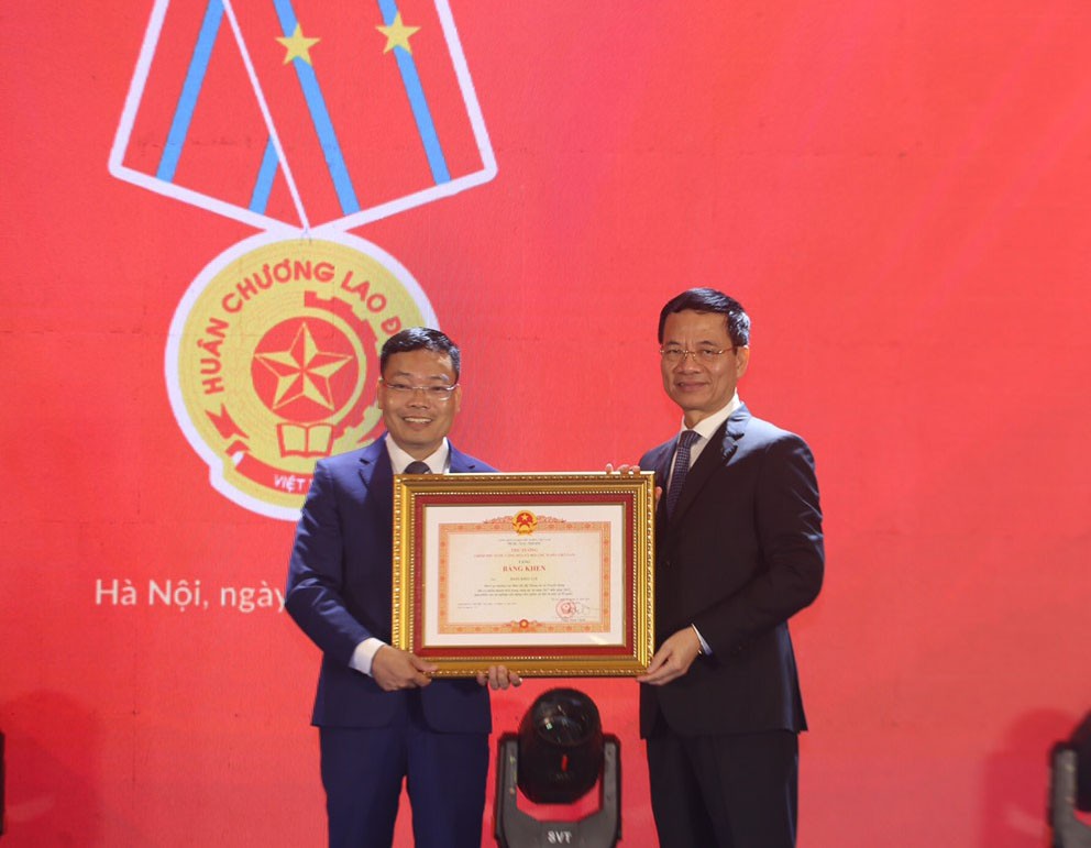 Bộ trưởng Bộ Thông tin và Truyền thông Nguyễn Mạnh Hùng trao Bằng khen của Thủ tướng Chính phủ cho ông Đặng Khắc Lợi, Phó Cục trưởng Cục Báo chí.