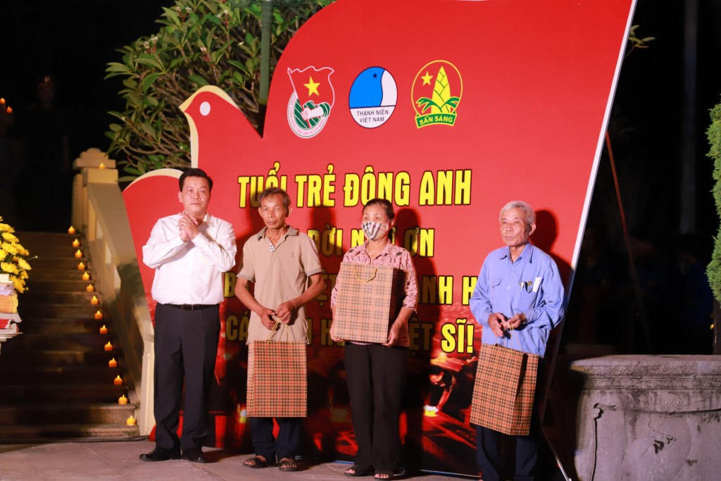 Lãnh đạo huyện Đông Anh trao quà tới các thương, bệnh binh, người có công với cách mạng