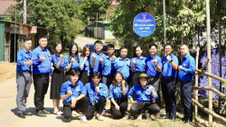 khanh thanh cong trinh den nang luong mat troi tang xa mau duc