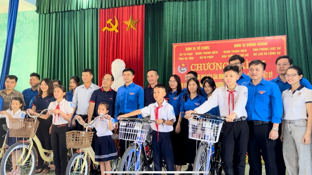 Báo Tuổi trẻ Thủ đô tặng quà cho thương, bệnh binh và Mẹ Việt Nam anh hùng