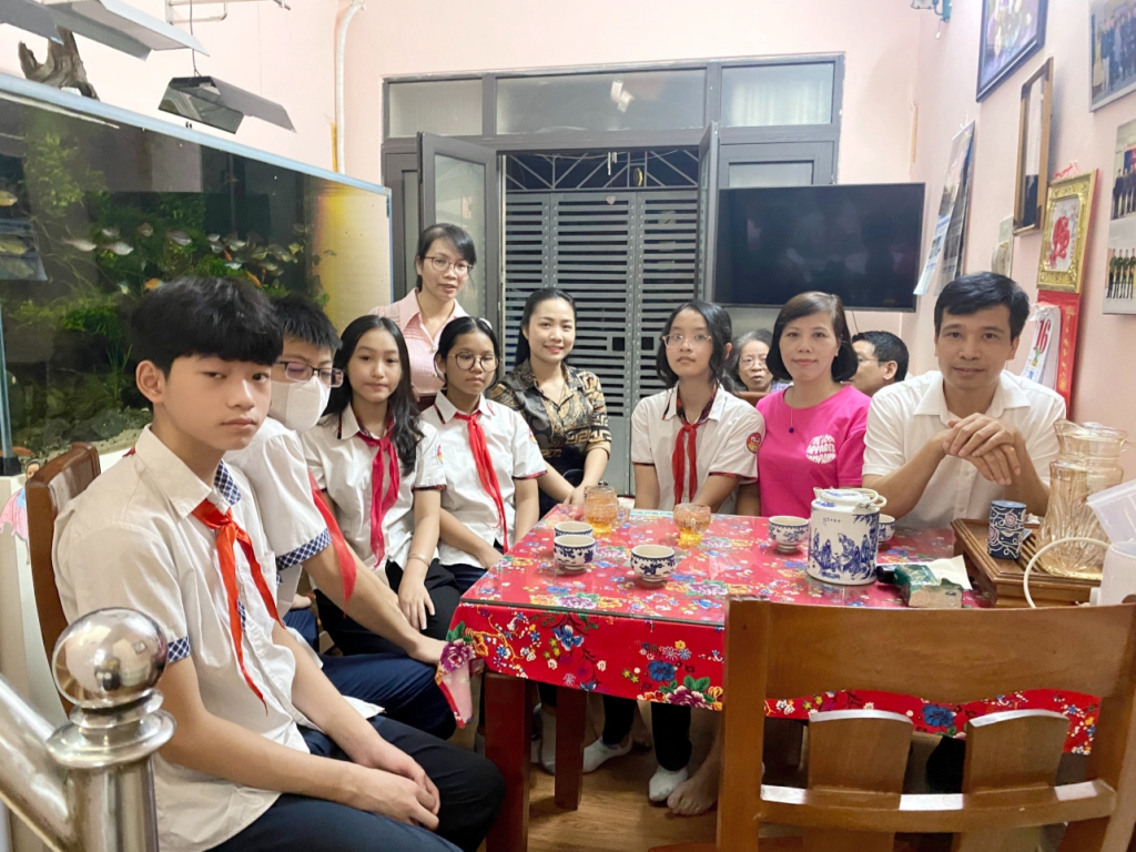Đoàn Thanh niên cùng đại diện học sinh trường THCS Ba Đình đã thăm và tặng quà địa chỉ đỏ tại phường Ngọc Hà
