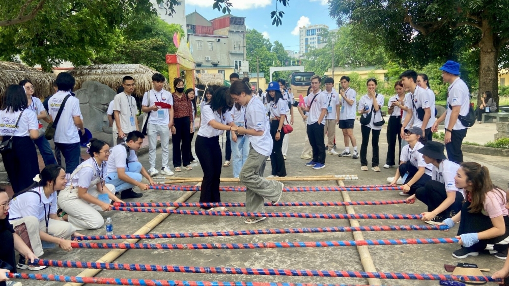 Kiều bào trẻ thích thú trải nghiệm những hành trình văn hóa, lịch sử ý nghĩa