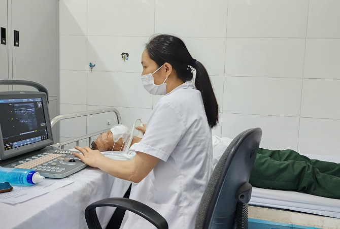 Trung tâm Y tế huyện Mê Linh khám sức khỏe cho đối tượng chính sách