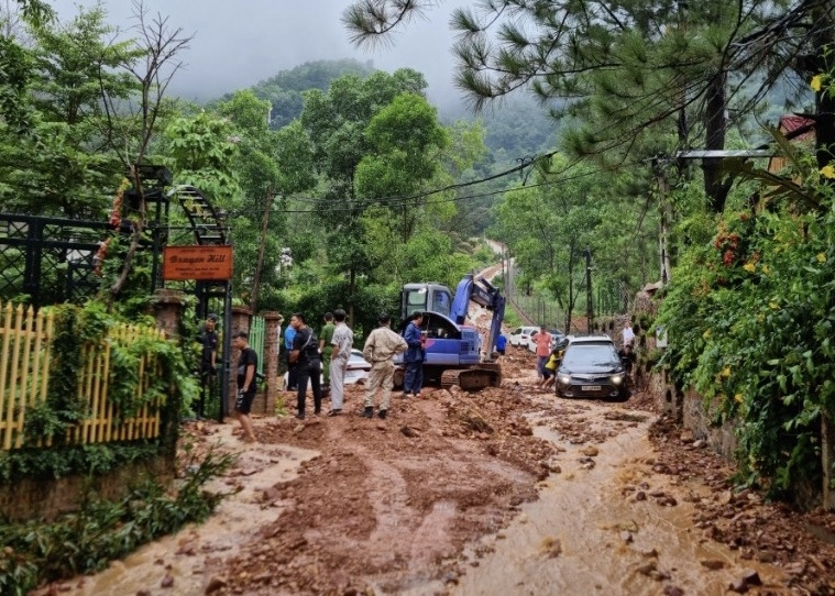 Lãnh đạo huyện Sóc Sơn thông tin về việc sạt lở đất khiến một số ô tô bị mắc kẹt