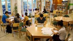 Giới trẻ thích thú khi các thư viện ở Hà Nội mở cửa miễn phí