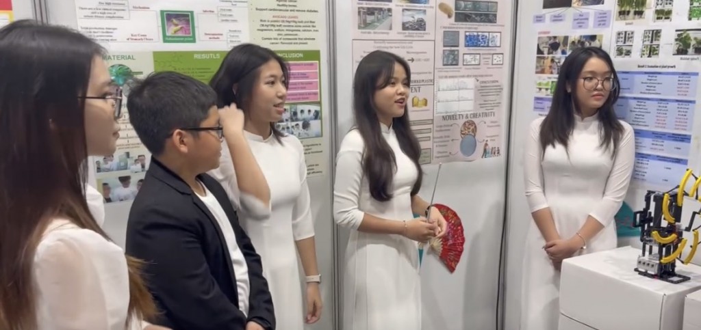 2 nữ sinh trường Chu cùng nhóm bạn thuyết trình sản phẩm trước Ban Giám khảo cuộc thi